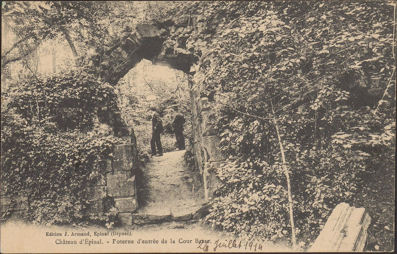 Carte postale ancienne Carte Postale, Château d'Epinal, Poterne d'entrée de la Cour Basse
