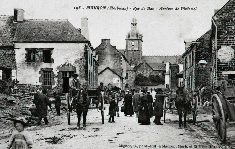 Carte postale ancienne Paysans Breton vers 1900 (49732239821) à Mauron