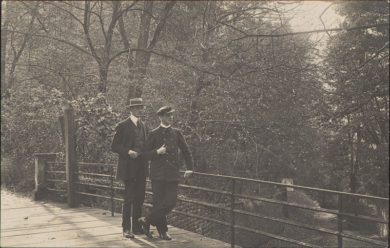 Carte postale ancienne Carte Postale, Deux hommes au Parc du Château d'Epinal