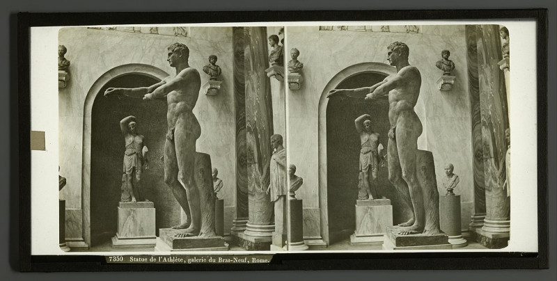 Carte postale ancienne Standbeeld van een atleet in een beeldengalerij te Rome, Rp-F-F08258