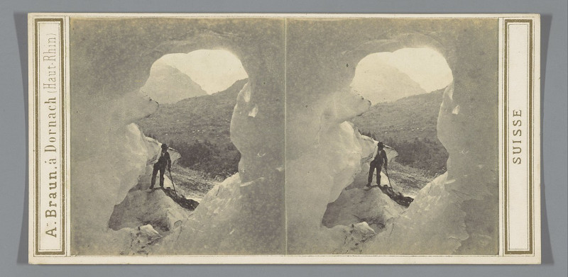 Carte postale ancienne Man bij de ingang van een grot in de Obere Grindelwaldgletsjer in de Berner Alpen, Zwitserland Détail de glace au Glacier supérieur de Grindelwald (