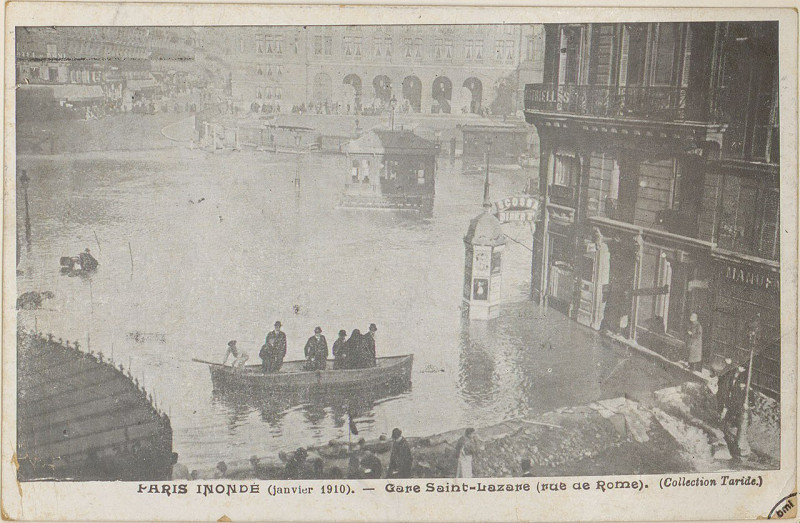 Carte postale ancienne Carte postale, Paris inondé (janvier 1910), Gare Saint-Lazare (rue de Rome)