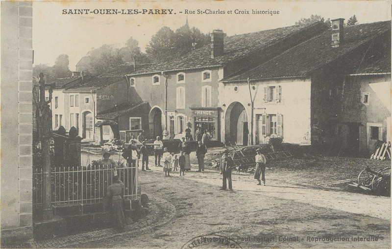 Carte postale ancienne Carte postale, Saint-Ouen-les-Parey, Rues St-Charles et croix historique