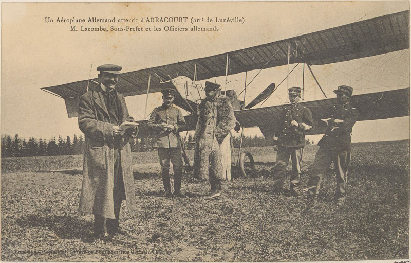 Carte postale ancienne Carte postale, Un Aéroplane allemand atterrit à Arracourt (arrt de Lunéville), M. Lacombe, Sous-préfet et les officiers allemands