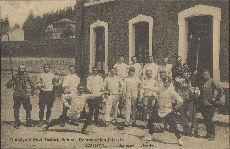 Carte postale ancienne Carte postale, Epinal, 4e Chasseurs, L'Escrime