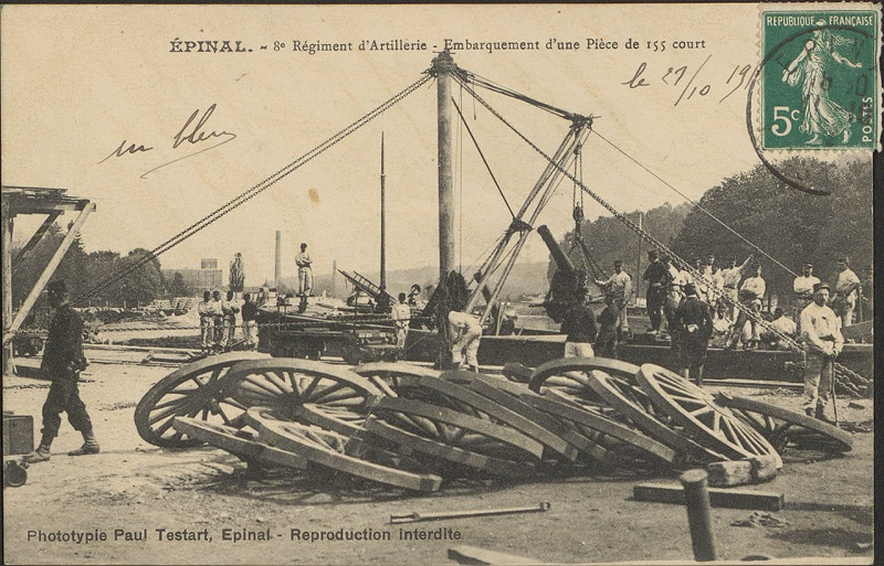 Carte postale ancienne Carte postale, Epinal, 8e Régiment d'Artillerie, Embarquement d'une pièce de 155 court