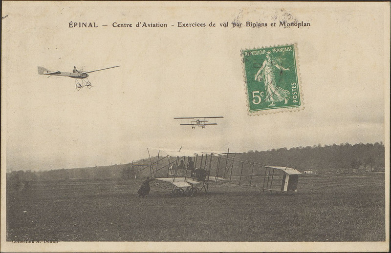 Carte postale ancienne Carte postale, Epinal, Centre d'Aviation, Exercices de vol par Biplans et Monoplan