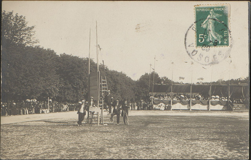 Carte postale ancienne Carte postale, Epinal, Champ de Mars, course de vélo