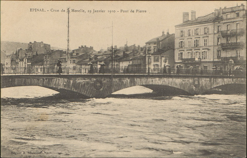 Carte postale ancienne Carte postale, Epinal, Crue de la Moselle, 19 janvier 1910, Pont de Pierre