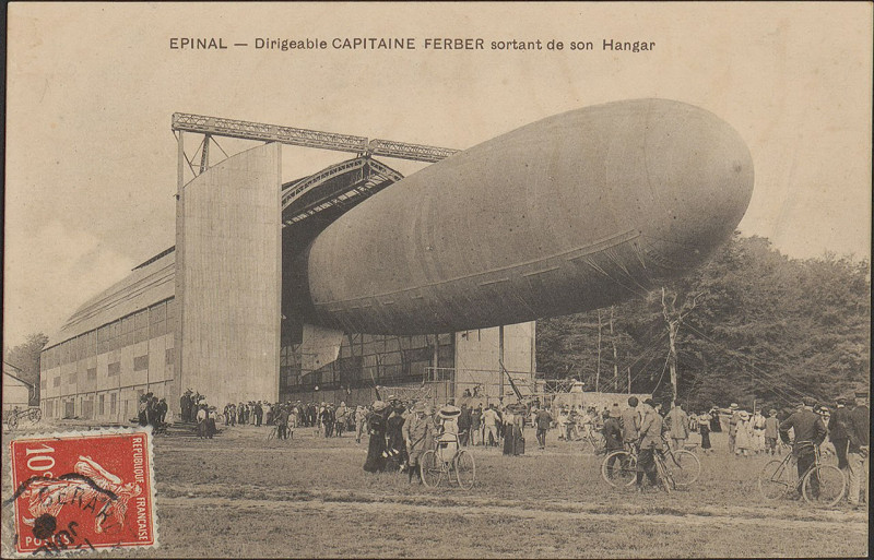 Carte postale ancienne Carte postale, Epinal, Dirigeable Capitaine Ferber sortant de son hangar