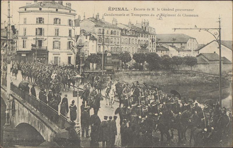 Carte postale ancienne Carte postale, Epinal, Escorte de M. le Général gouverneur, Gendarmerie et Trompettes du 4e Régiment de Chasseurs