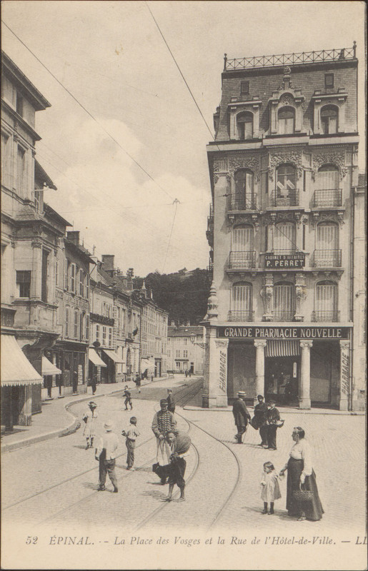 Carte postale ancienne Carte postale, Epinal, La Place des Vosges et la Rue de l'Hôtel-de-Ville