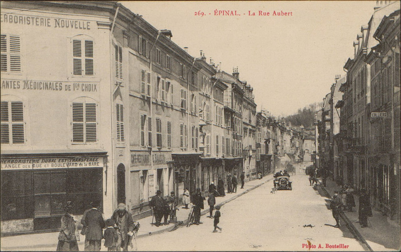 Carte postale ancienne Carte postale, Epinal, La Rue Aubert 3
