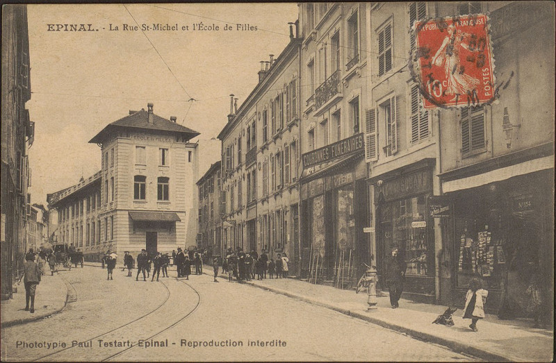 Carte postale ancienne Carte postale, Epinal, La Rue St-Michel et l'Ecole de Filles