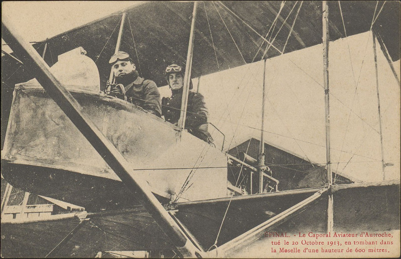Carte postale ancienne Carte postale, Epinal, Le Caporal Aviateur d'Autroche tué le 20 Octobre 1913, en tombant dans la Moselle d'une hauteur de 600 mètres