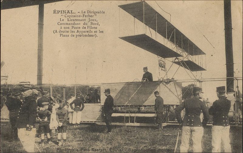 Carte postale ancienne Carte postale, Epinal, Le Dirigeable Capitaine Ferber, Le Lieutennat Joux, Commandant du Bord, à son Poste de Pilote