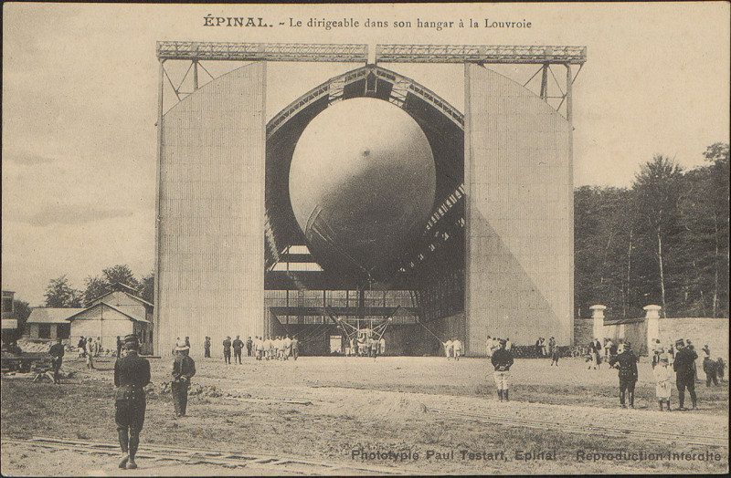 Carte postale ancienne Carte postale, Epinal, Le dirigeable dans son hangar à la Louvroie