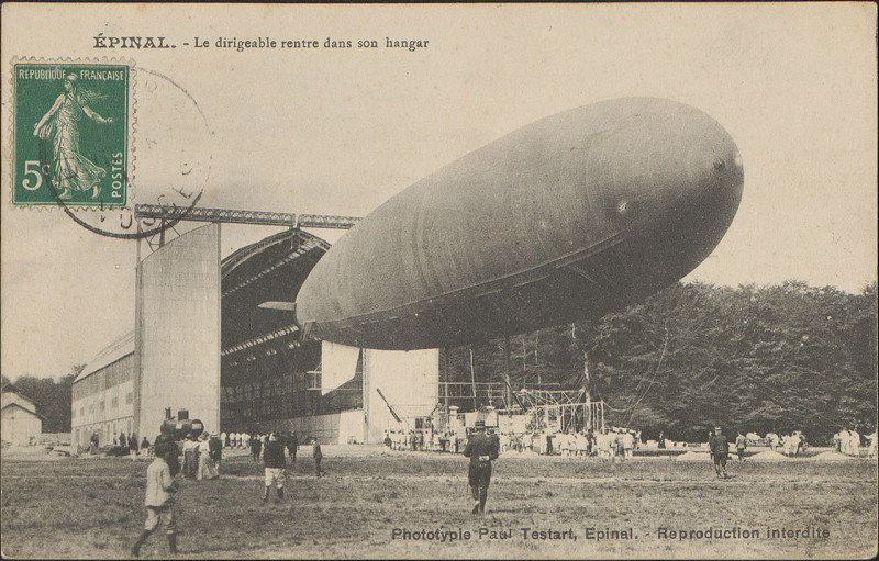 Carte postale ancienne Carte postale, Epinal, Le dirigeable rentre dans son hangar