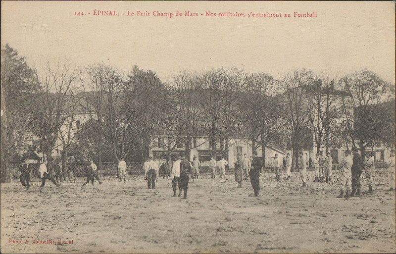 Carte postale ancienne Carte postale, Epinal, Le Petit Champ de Mars, Nos Militaires s'entrainent au Football