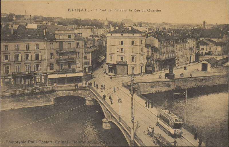 Carte postale ancienne Carte Postale, Epinal, Le Pont de Pierre et la Rue du Quartier