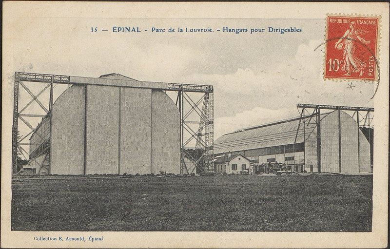 Carte postale ancienne Carte postale, Epinal, Parc de la Louvroie, Hangars pour Dirigeables