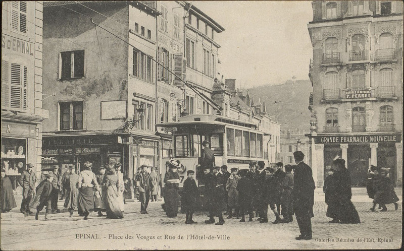Carte postale ancienne Carte postale, Epinal, Place des Vosges et Rue de l'Hôtel de Ville