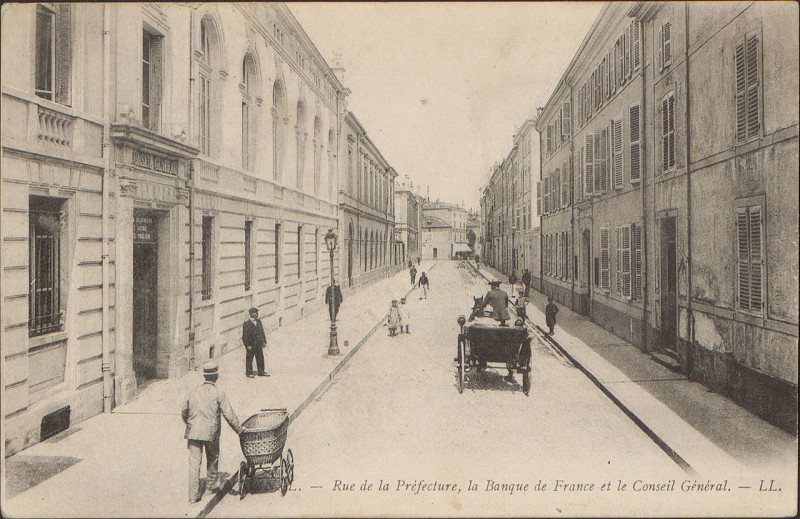 Carte postale ancienne Carte postale, Epinal, Rue de la Préfecture, la Banque de France et le Conseil Général