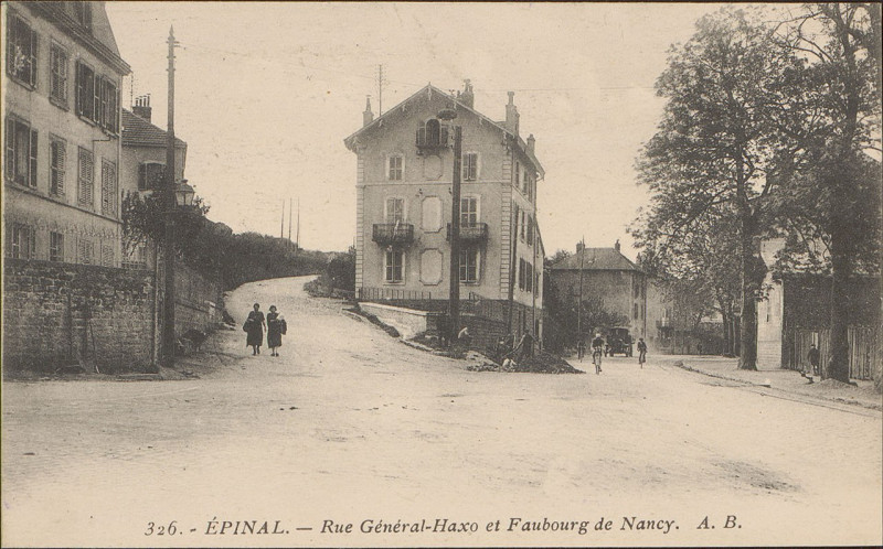 Carte postale ancienne Carte postale, Epinal, Rue Général-Haxo et Faubourg de Nancy