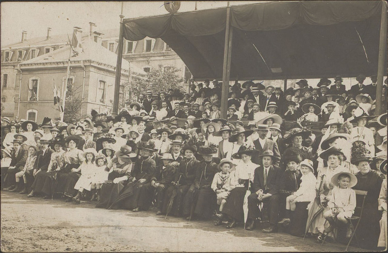 Carte postale ancienne Carte postale, Epinal, Tribune de spectateurs