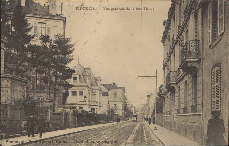 Carte postale ancienne Carte Postale, Epinal, Vue générale de la Rue Thiers