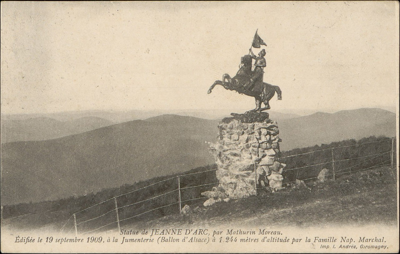 Carte postale ancienne Statue de Jeanne d'Arc, par Mathurin Moreau, Edifiée le 19 septembre 1909 à la Jumenterie (Ballon d'Alsace) à 1244 mètres d'altitude par la Famill