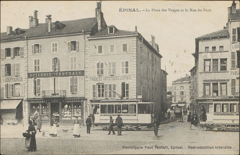 Carte postale ancienne Epinal - La Place des Vosges et la Rue du Pont