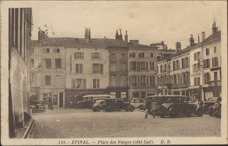 Carte postale ancienne Epinal, Place des Vosges (côté Sud)