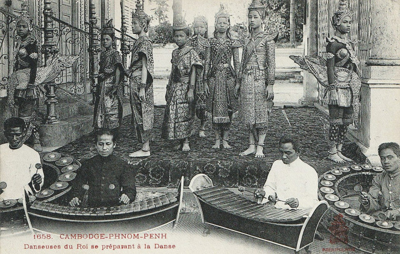Carte postale ancienne Phnom-Penh-Danseuses du Roi se préparant à la danse.