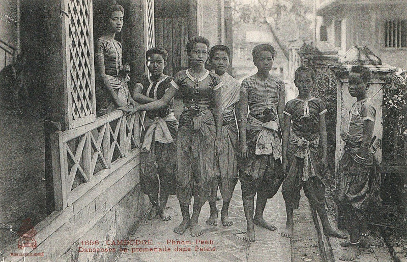 Carte postale ancienne Phnom-Penh-Danseuses en promenade dans le Palais