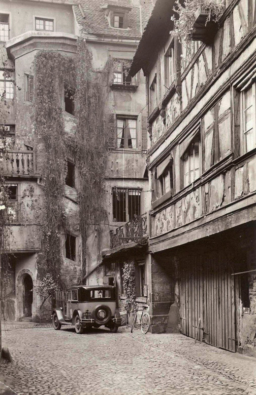 Carte postale ancienne Strasbourg-Cour du Corbeau-1930