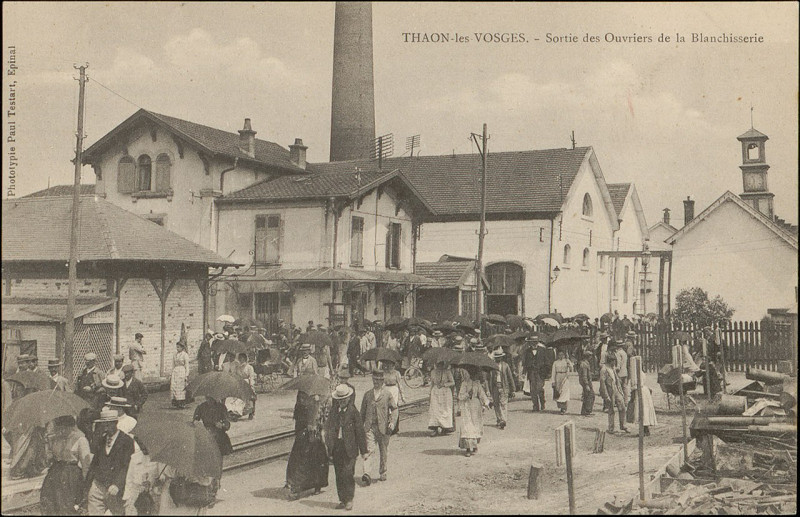 Carte postale ancienne Thaon les Vosges - sortie des ouvriers de la blanchisserie