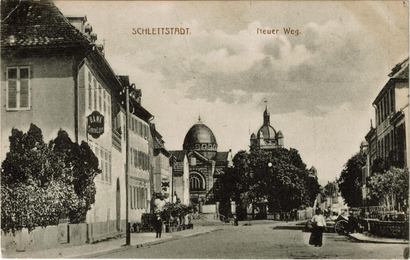 Carte postale ancienne Schlettstadt, Neuer Weg mit Bank Simon Levy und Synagoge à Sélestat