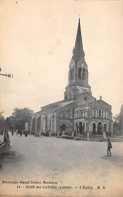 Carte postale ancienne Rion des Landes, l'église milieu Xx
