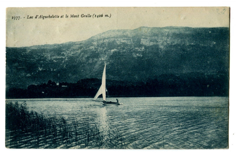 Carte postale ancienne Savoie Lac d'Aiguebelette et le Mont Grelle bateau