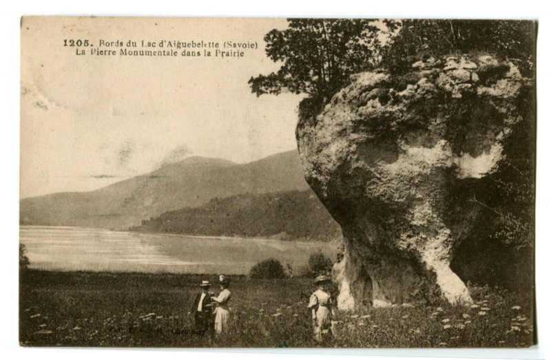 Carte postale ancienne Savoie Bords du Lac d'Aiguebelette La Pierre Monumentale animé