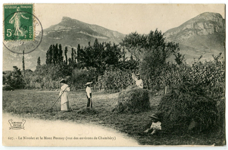 Carte postale ancienne Savoie Environs de Chambéry Le Nivolet et le Mont-Pennay animé à Chambéry