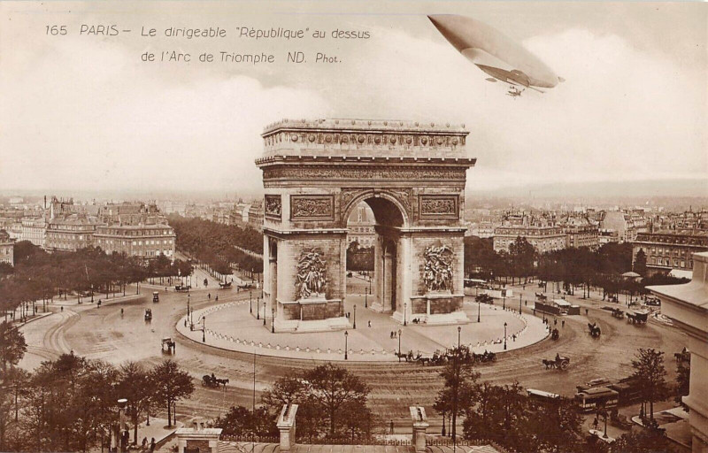 Carte postale ancienne Le dirigeable “République au dessus de l'Arc de Triomphe à Paris 8e