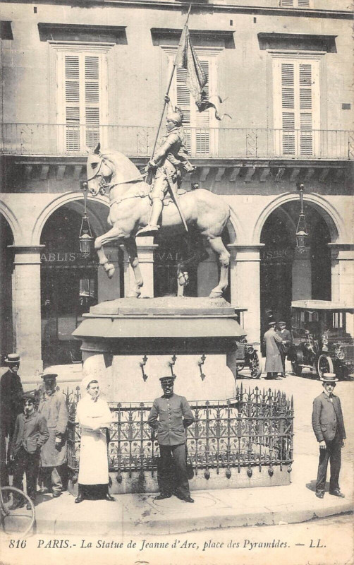 Carte postale ancienne La Statue de Jeanne d'Arc, place des Pyramides à Paris 1er