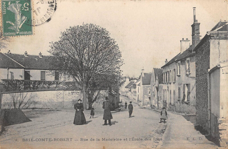 Carte postale ancienne Brie Comte Robert Rue De La Madeleine Et Ecole Des Filles à Brie-Comte-Robert