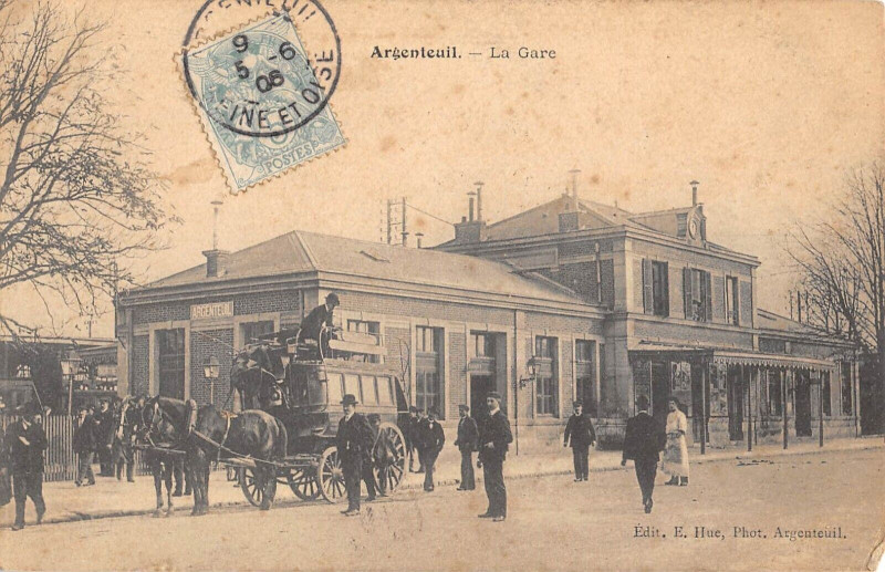 Carte postale ancienne Argenteuil La Gare Diligence à Argenteuil