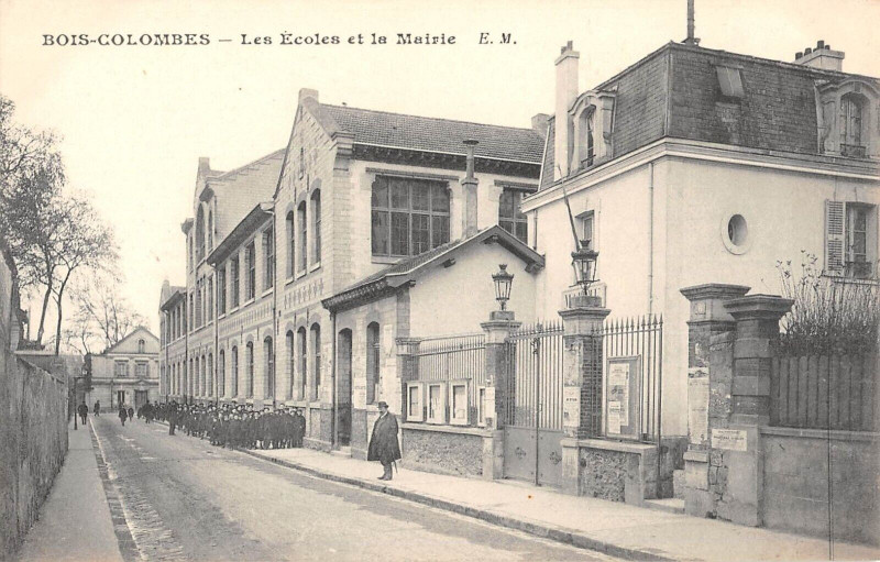 Carte postale ancienne Bois Colombes Les Ecoles Mairie à Bois-Colombes