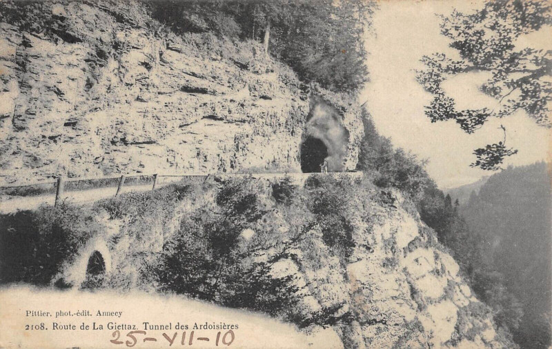 Carte postale ancienne Route De La Giettaz Tunnel Des Ardoises