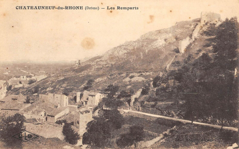 Carte postale ancienne Chateauneuf Sur Rhone Les Remparts