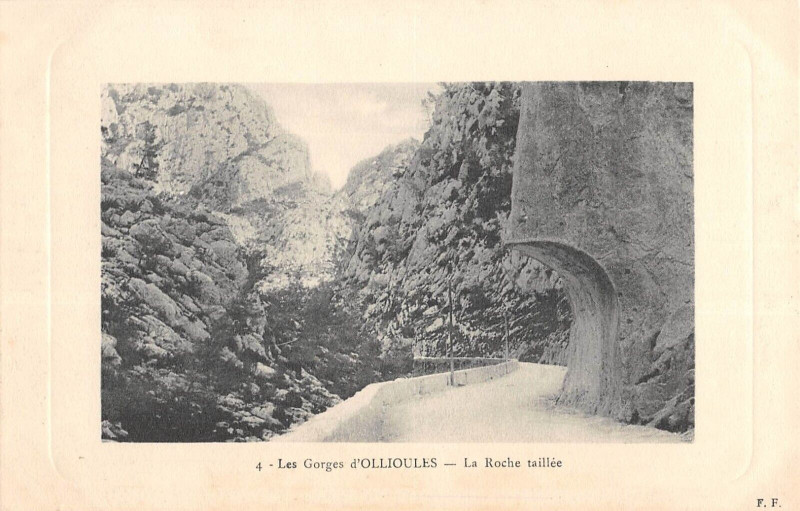 Carte postale ancienne Gorges D'Ollioules La Roche Taillee à Ollioules